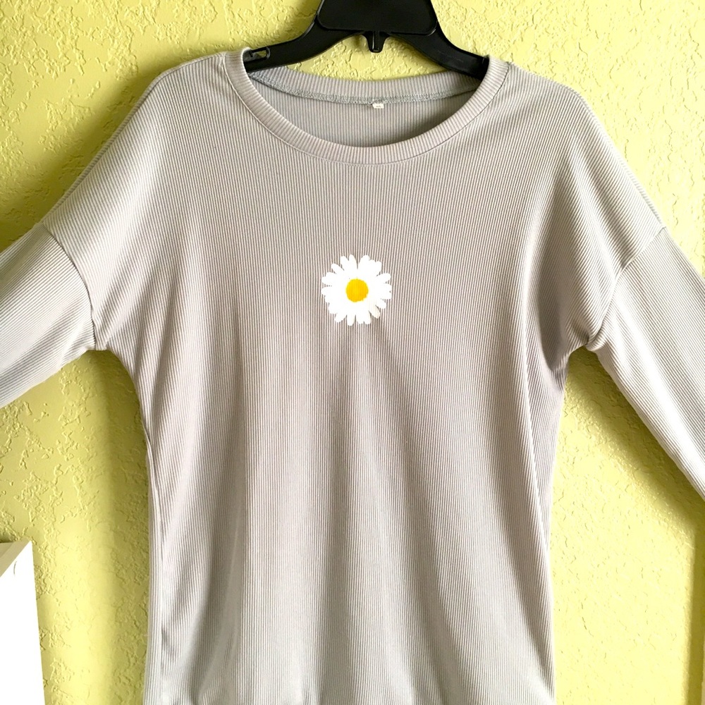 Long sleeve shirt w/ flower